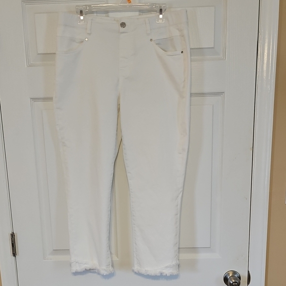 Women's White Cropped Frayed-Hem Jeans - Picture 4 of 14